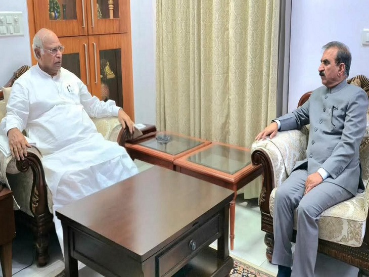 दिल्ली में बीती शाम को मल्लिकार्जुन खड़गे से मुलाकात करते हुए सीएम सुक्खू।
