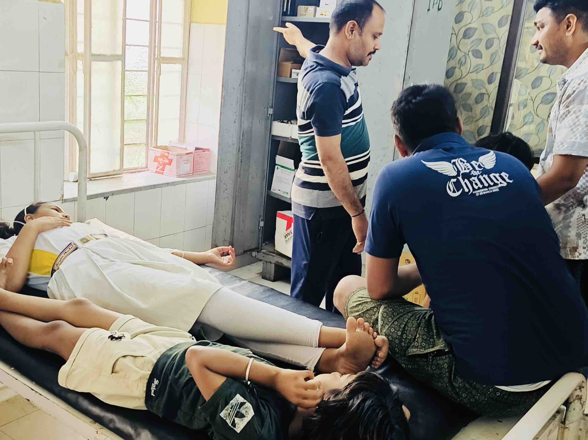 रींगस में एक स्कूल जीप में सवार बच्चों पर मधुमक्खियों के झुंड ने हमला कर दिया। जिससे 15 बच्चे व जीप चालक और एक पेरेंट्स घायल हो गए।