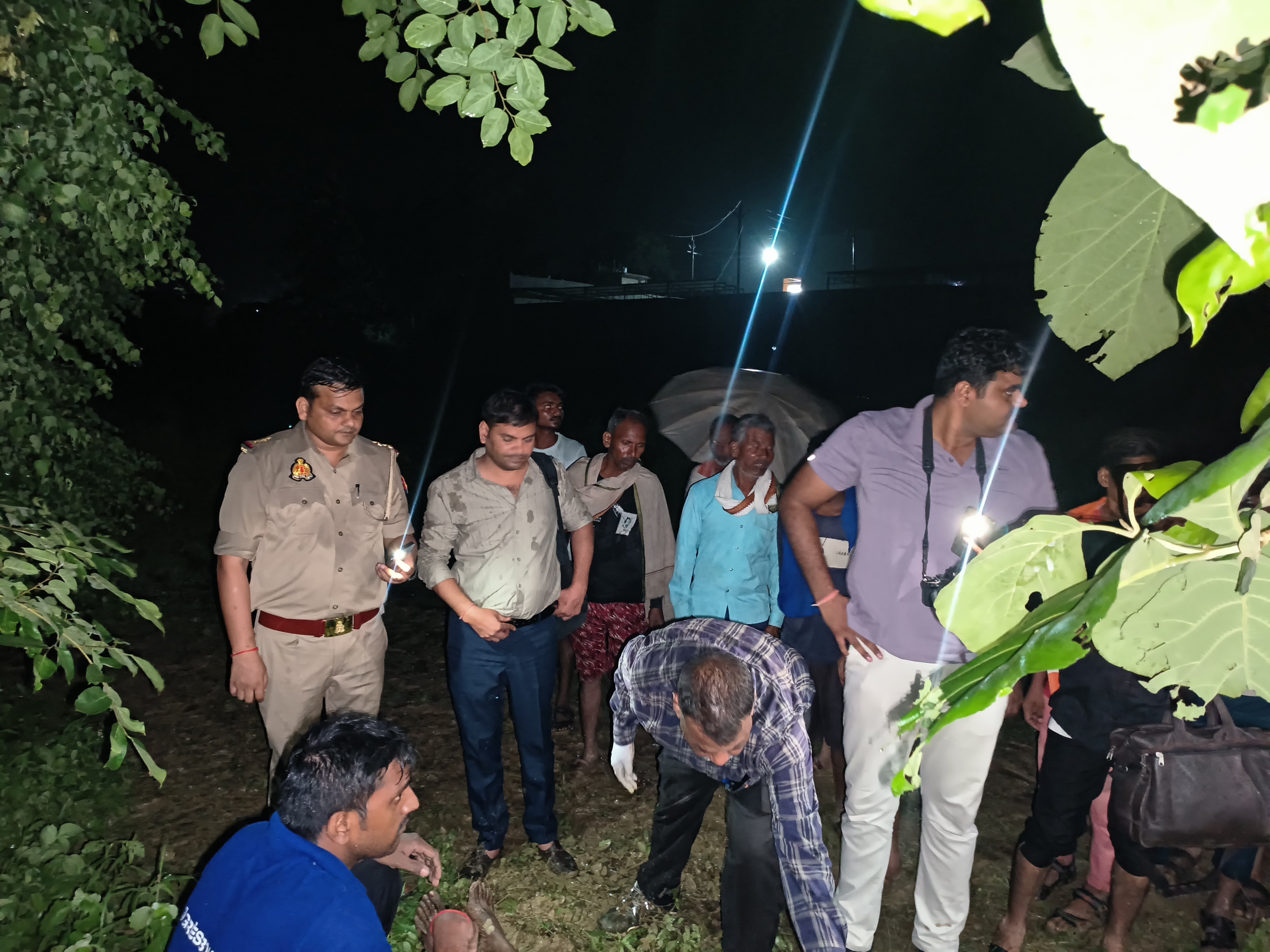 घटनास्थल से फॉरेंसिक टीम ने साक्ष्य जुटाए हैं