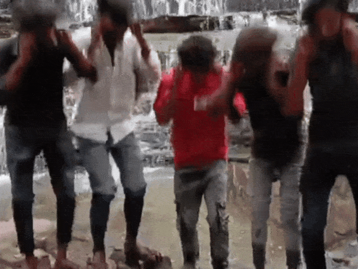 लोगों के विरोध के बाद युवकों ने उसी झरने के नीचे पहुंचकर कान पकड़कर माफी मांगी।