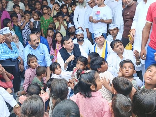 विरोध मार्च के दौरान संजय सिंह के साथ स्कूली बच्चे भी रहे।