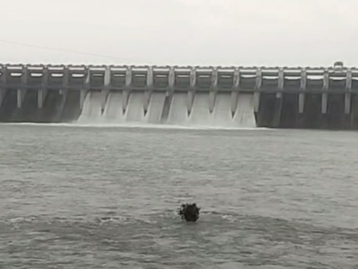Eight gates of Bansagar Dam were opened for the fourth time