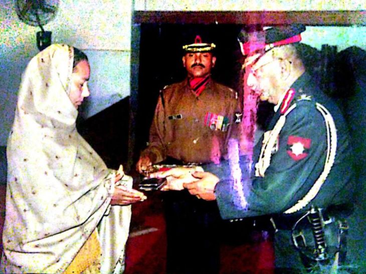 शहीद कमलेश सिंह को मरणोपरांत सेना मेडल से नवाजा गया था। सेना मेडल को स्वीकार करतीं उनकी पत्नी रंजना देवी।