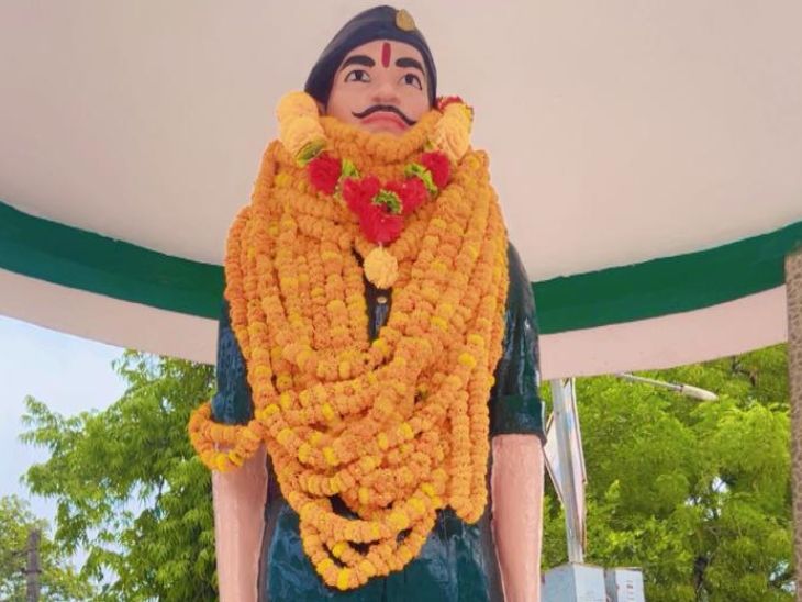 शहीद कमलेश सिंह की यह प्रतिमा बिरनो थाने के पास लगाई गई है।