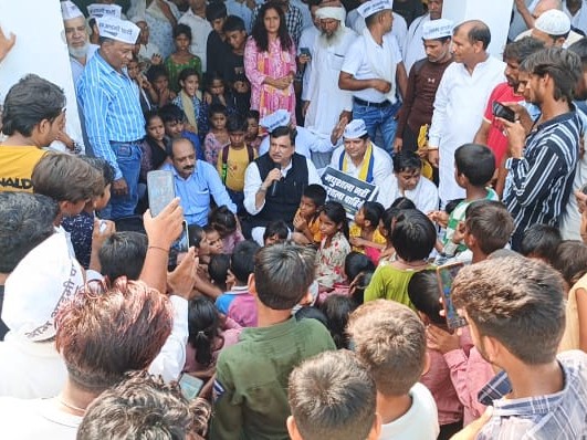 विरोध मार्च के दौरान सरकार को घेरते आप नेता संजय सिंह।