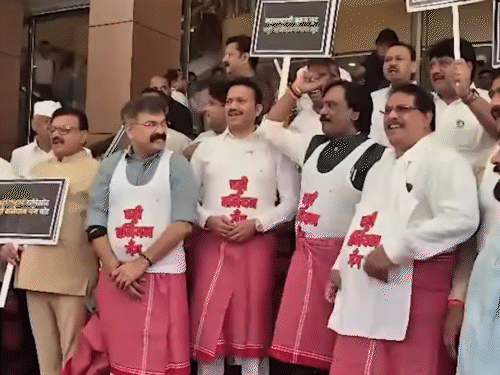 शिवसेना (उद्धव गुट) के विधान परिषद में नेता अंबादास दानवे, एनसीपी (शरद पवार गुट) के विधायक जीतेन्द्र आव्हाड समेत कई विपक्षी नेता इस प्रदर्शन में शामिल हुए। - Dainik Bhaskar