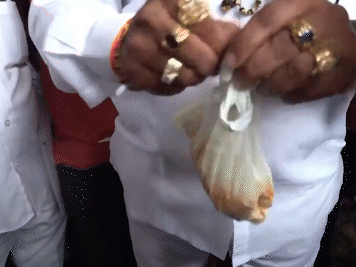 विधायक संजय गायकवाड़ ने पत्रकार से बात करते हुए रात का खाना दिखाया और स्मेल करने को कहा।