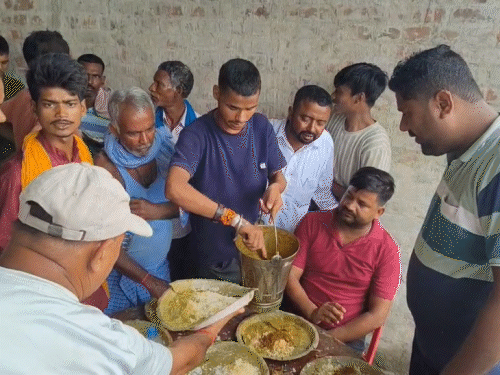 Both Veg and non -veg were arranged during the program.