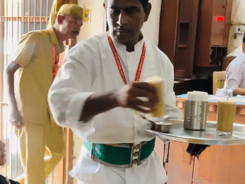 यहां की कॉफी का स्वाद इतना लाजवाब होता है कि जो एक बार आता है वो बार-बार आता है।