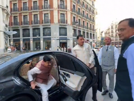 स्पेन पहुंचने पर मुख्यमंत्री डॉ. मोहन यादव का स्वागत हुआ।