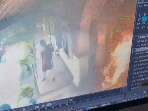 छात्रा ने 12 जुलाई को प्रिंसिपल से मुलाकात के बाद खुद पर केरोसीन छिड़ककर आग लगा ली।