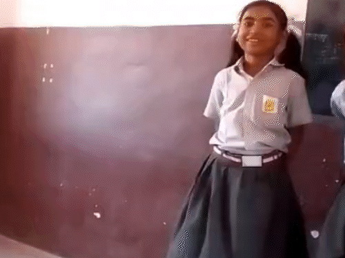 बच्ची चौथी क्लास में पढ़ती थी। इंटरवल में अचानक जमीन पर गिर गई।