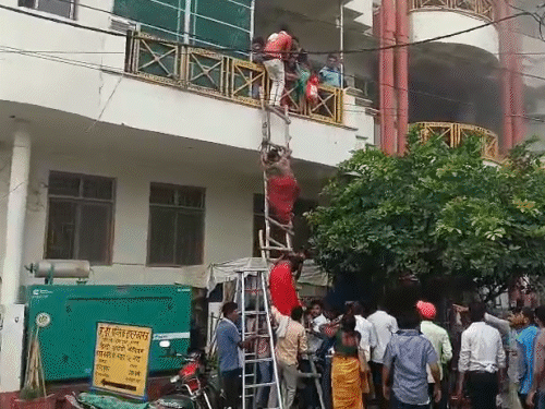 सीढ़ी लगाकर मरीजों और तीमारदारों को बाहर निकाला गया।