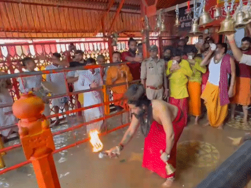 प्रयागराज में लेटे हनुमान मंदिर तक गंगा-यमुना का पानी पहुंच चुका है।