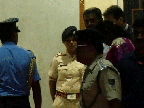 भुवनेश्वर AIIMS में राष्ट्रपति मुर्मू ने पीड़ित छात्रा से मुलाकात की थी।