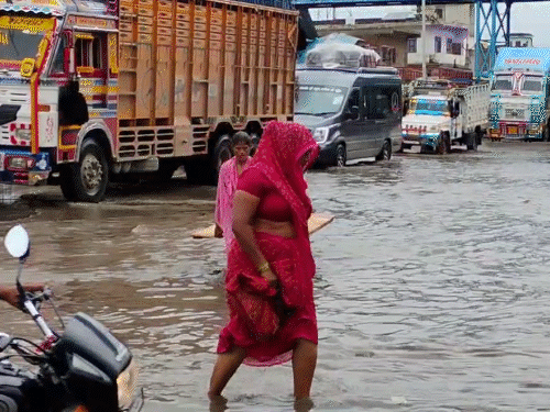 धौलपुर के मनिया में बारिश के बाद नेशनल हाईवे- 44 पर पानी भर गया।
