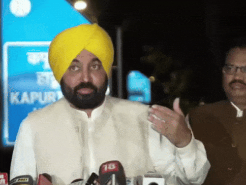 दिल्ली में सीएम भगवंत मान मीडिया से बात करते हुए।