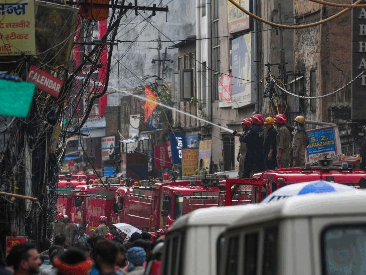 दिल्ली सदर बाजारात लागलेली आग विझविण्यासाठी २७ अग्निशमन दलाच्या गाड्या आणि १०० हून अधिक कर्मचारी पोहोचले.
