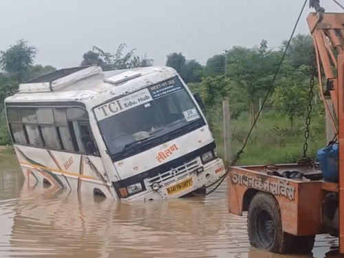 जयपुर में गड्‌ढे में फंसी कोचिंग बस को बाहर निकालने के लिए प्रशासन को कड़ी मशक्कत करनी पड़ी।