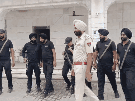 गोल्डन टेंपल परिसर के बाहर तैनात पंजाब पुलिस के कमांडो।