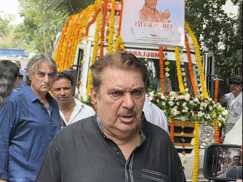 सीनियर एक्टर रजा मुराद भी धीरज कुमार के अंतिम दर्शन के लिए पहुंचे।