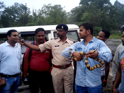 पुलिस टीम सेल्फी लेते हुई।