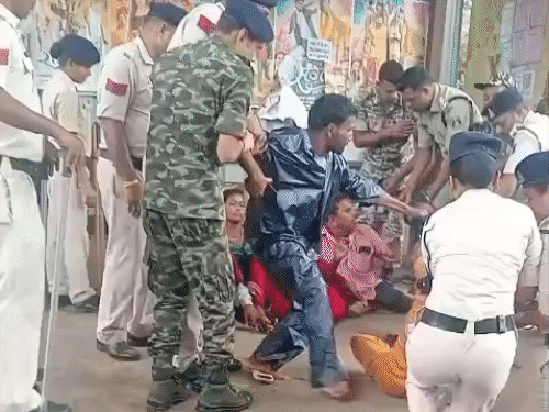 अपनी मांगों को लेकर विधानसभा घेराव करने पहुंचे दिव्यांगों को पुलिस ने हटाया।