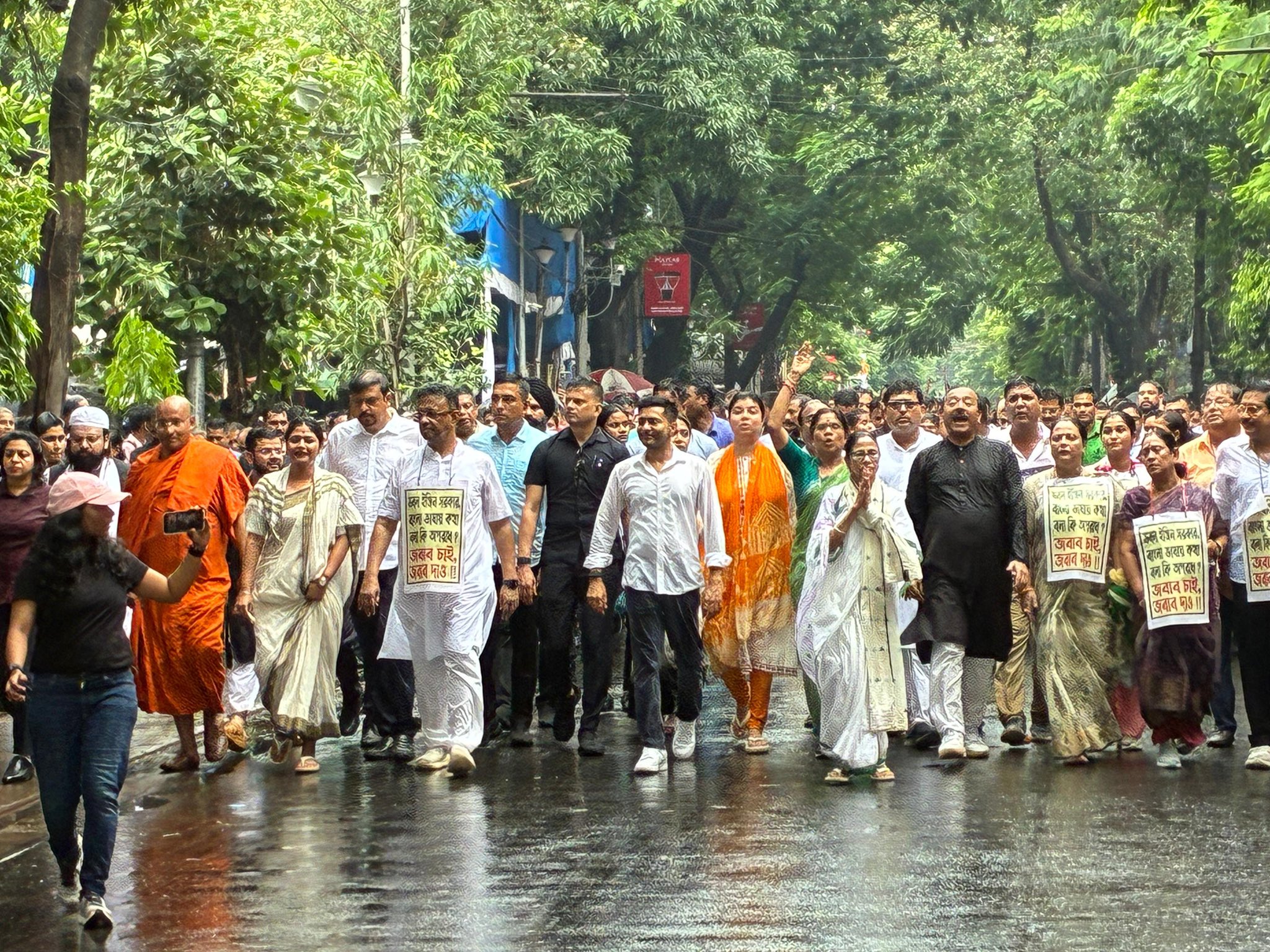 कोलकाता में बारिश के बीच ममता ने पैदल मार्च निकाला।