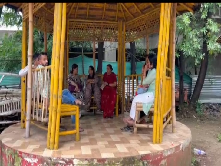 रजिस्ट्री ऑफिस के बाहर बैठे लोग अपनी बारी आने का इंतजार करते हुए।