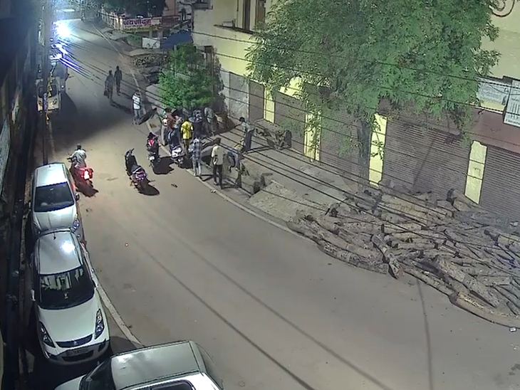 हादसे के बाद लोग नाबालिग को अस्पताल ले गए