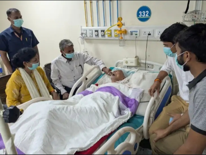 ब्रह्मानंद यादव को राजकीय मेडिकल कॉलेज के ICU में भर्ती कराया गया था।