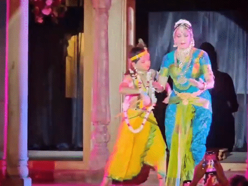 राधा रमणलाल को कान्हा का स्वरूप माना जाता है। कान्हा बने कलाकार के साथ हेमा मालिनी ने नृत्य किया।