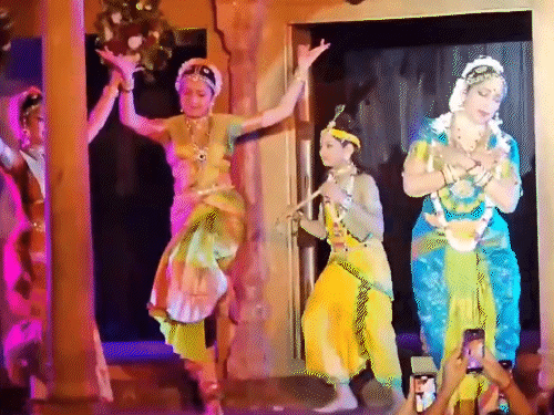 हेमा मालिनी के अलावा कलाकार सखियों ने भी राधा रमणलाल जी को रिझाने के लिए अलग-अलग नृत्य प्रस्तुति दी।