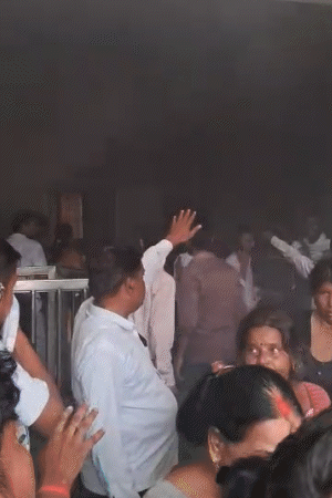 अस्पताल में अंदर धुआं भर गया। लोग बचकर भागने लगे।