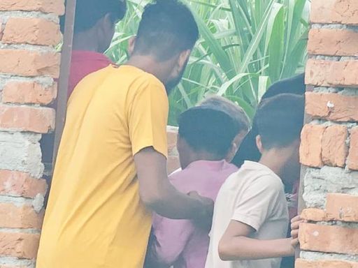 इसी कमरे में उवैश की लाश मिली थी। इसके बाद लोगों की भीड़ लग गई थी।