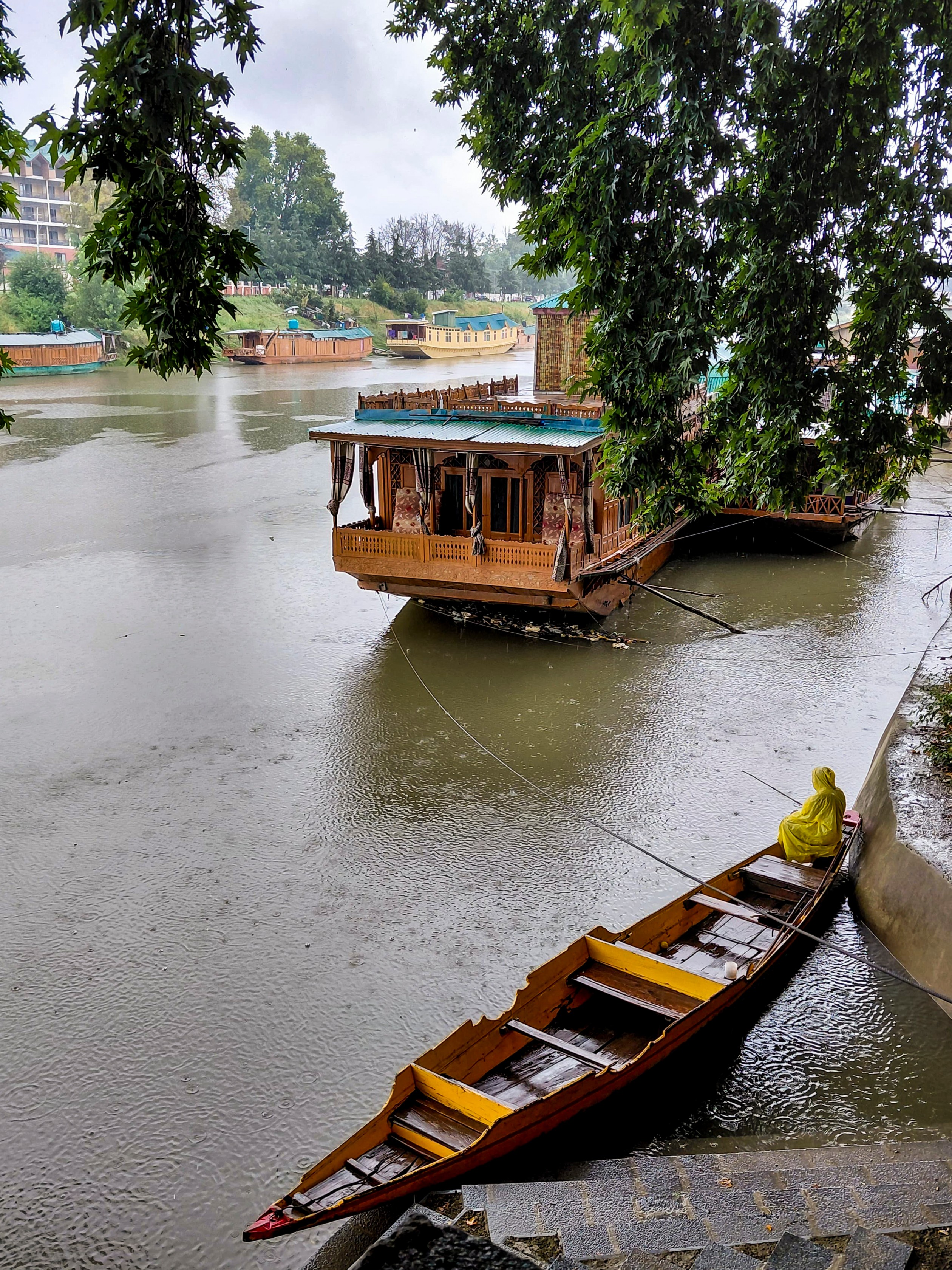 श्रीनगर में तेज बारिश जारी है। यहां झेलम नदी का जलस्तर बढ़ रहा है।