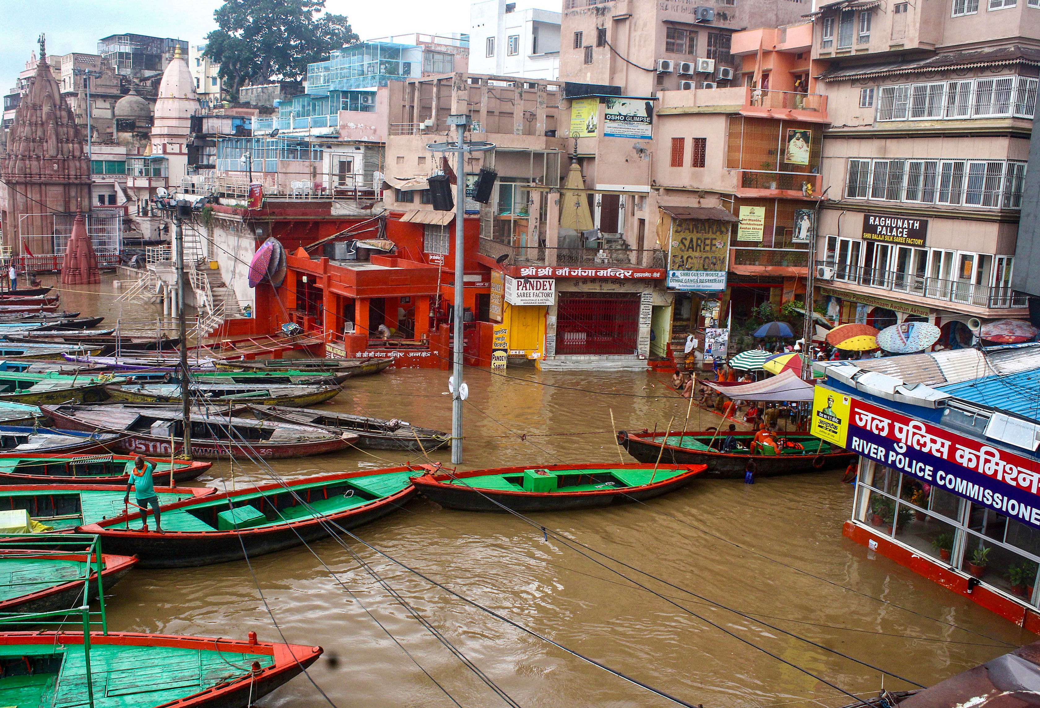 वाराणसीमध्ये गंगा नदीला पूर आला आहे. सर्व ८४ घाट पाण्याखाली गेले आहेत.