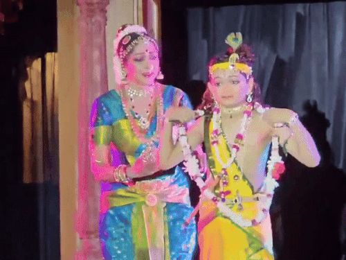 भगवान को रिझाने के लिए हेमा मालिनी ने नृत्य प्रस्तुति दी तो कान्हा बने कलाकार ने रीझकर हेमा मालिनी को अपनी माला पहना दी।