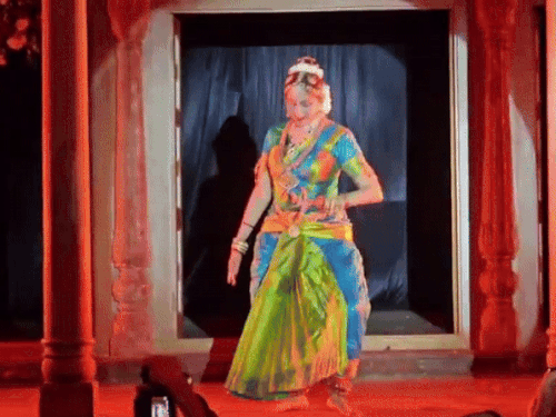 पायलों की छन-छन गूंज उठी। हेमा ने अलग-अलग नृत्य प्रस्तुति देकर राधा रमणलाल जू को प्रसन्न किया।