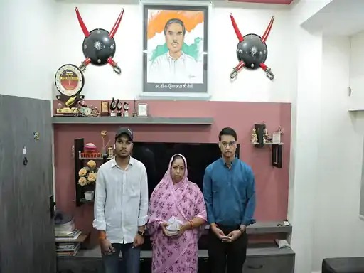 ये कन्हैयालाल का परिवार है। इन्होंने उदयपुर फाइल्स मूवी रिलीज करने की मांग की है।