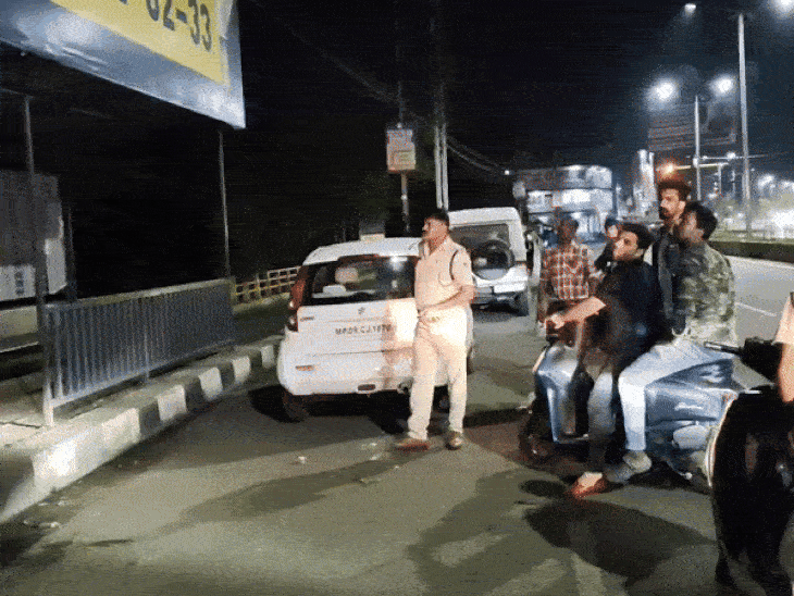 व्यक्ति होर्डिंग पर बैठा पेड़ की पत्तियां तोड़ रहा था, गाने गा रहा था, तब टीआई केजी शुक्ला और उनकी टीम मौके पर पहुंची और व्यक्ति को नीचे उतारा।