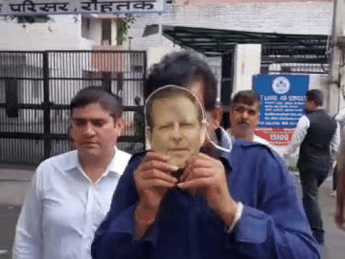 Rohtak Naveen Jaihind court wearing minister mask Minister Arvind ...