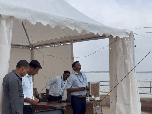 प्रशासन द्वारा दश्श्वमेध घाट पर ड्रोन से निगरानी किया जा रहा है