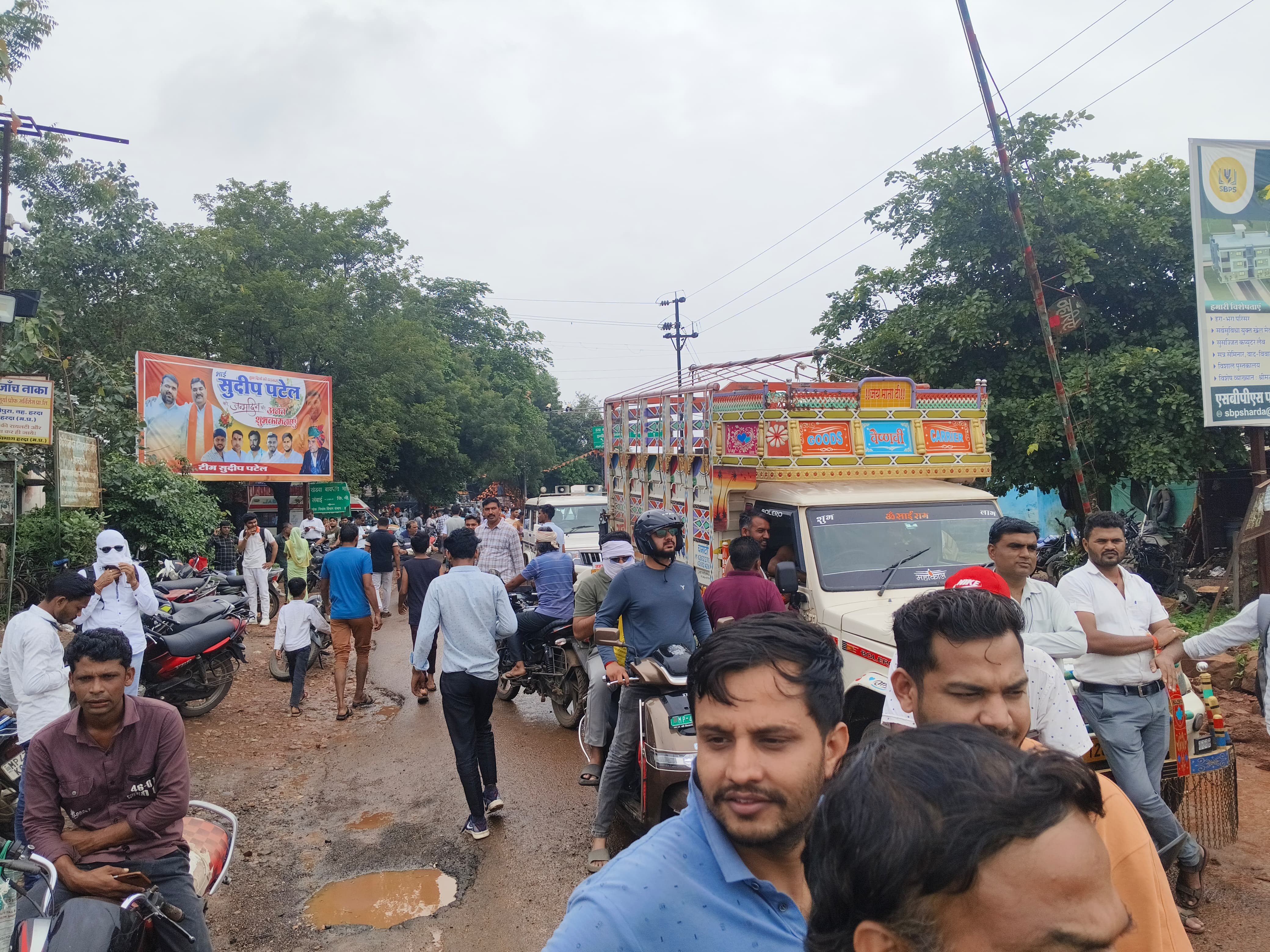 पुल के दोनों तरफ गाड़ियों और यात्रियों की भीड़ जमा है।