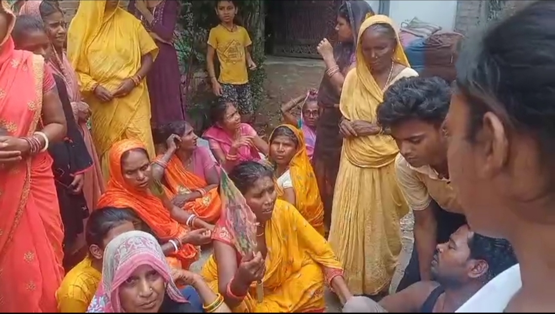 रोते-बिलखते परिजन।