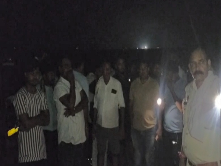 ट्रेलर से शव निकलने के बाद भड़के परिजनों ने मचाया हंगामा।