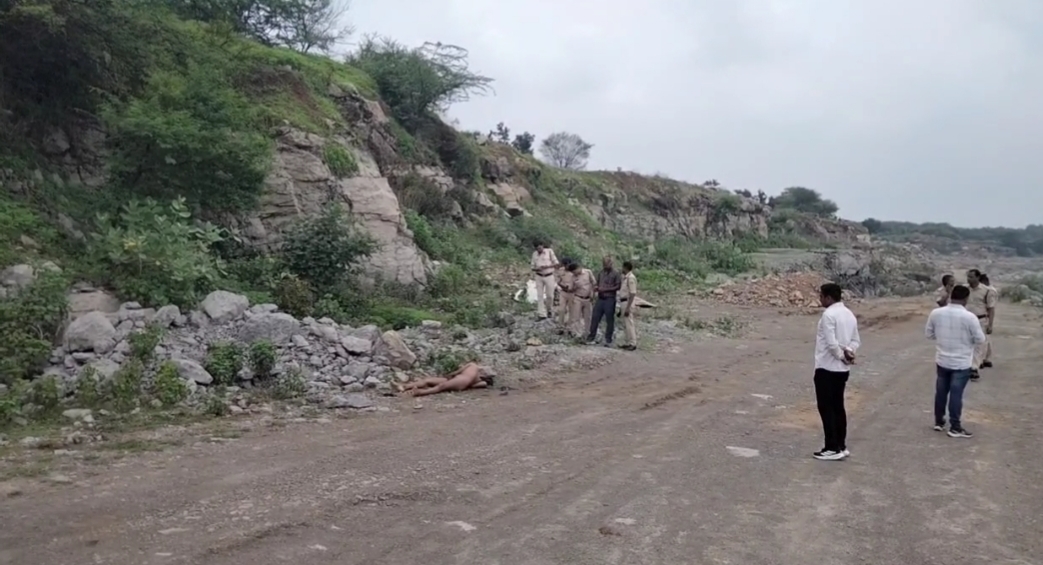 मौके पर पहुंची पुलिस, घटनास्थल के पास मिले मृतक के कपड़े।