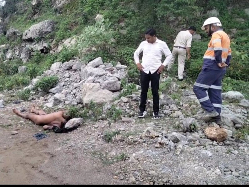 हिर्री माइंस क्षेत्र में मिली युवक की खून से लथपथ लाश। - Dainik Bhaskar