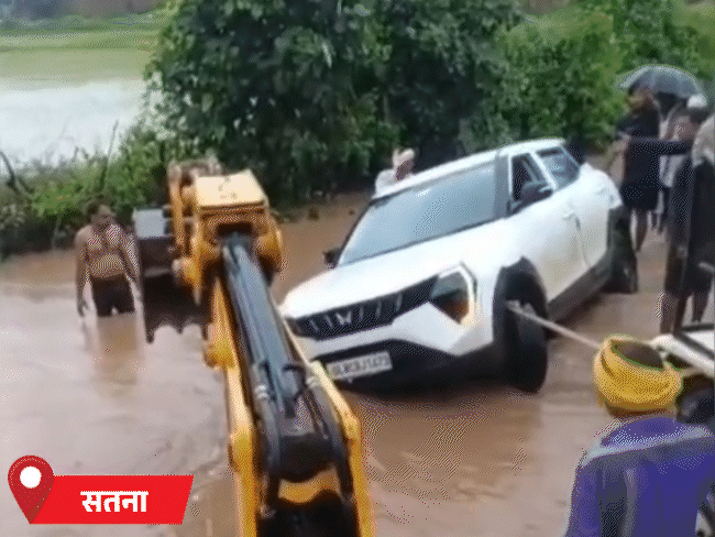 सतना में रपटे को पार करने की कोशिश में कार बह गई। ड्राइवर को लोगों ने बचाया।