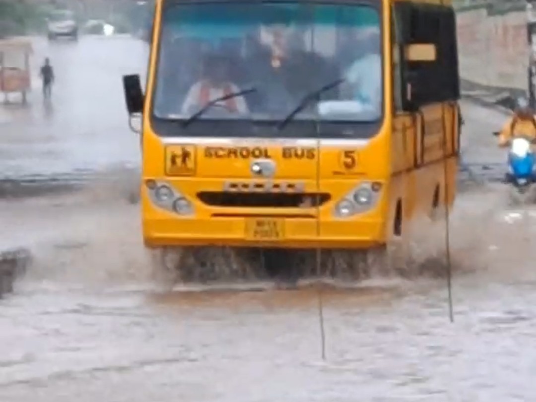 प्रेम नगर अंडर ब्रिज में जल भराव।